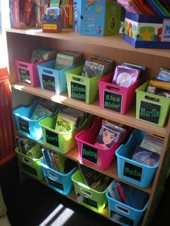 适合幼儿身高的书架布置以及开放式的书架,可供幼儿自由